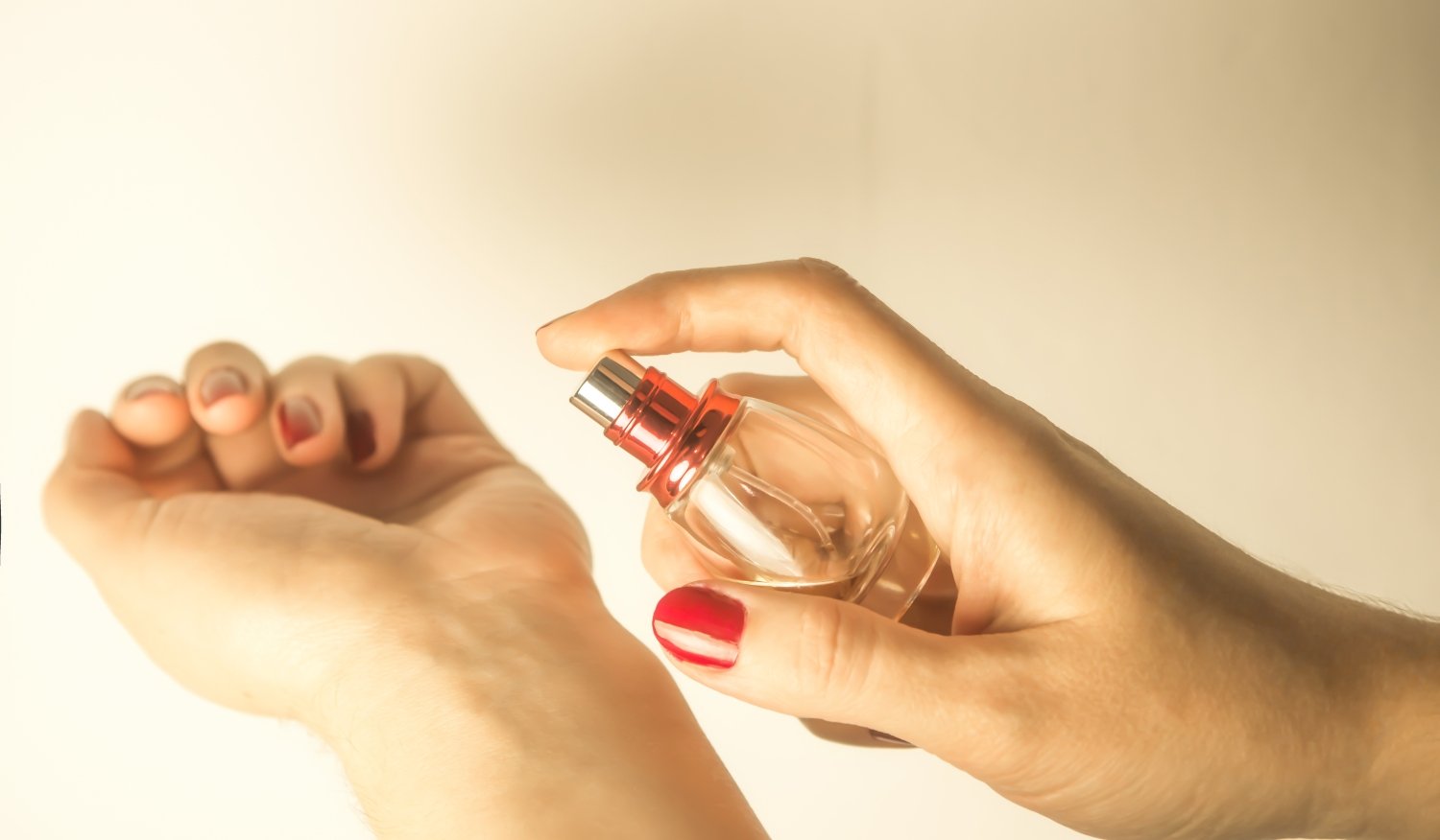 cara semprot parfum agar tahan lama